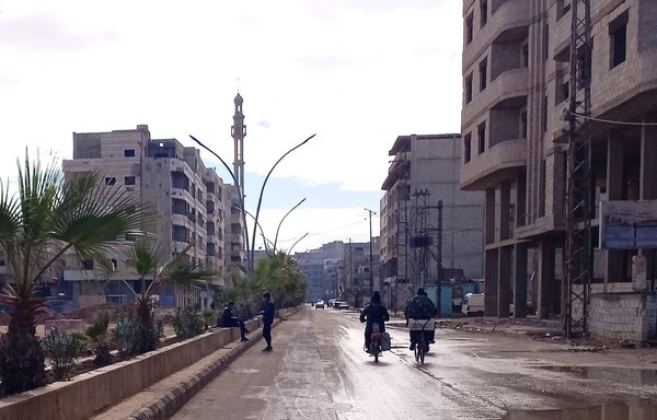 باتت منطقة السيدة زينب، وهي معقل لحزب الله وميليشيات أخرى تابعة لإيران، خاضعة كليا للحزب بعد أن اشترى أو صادر العقارات فيها. [المشارق]