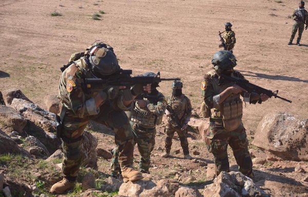 نیروهای عراقی روز ۲ بهمن در مناطق صعب‌العبور نزدیکی شهر طوز خورماتو در استان صلاح‌الدین در جست‌وجوی بقایای داعش هستند. [وزارت دفاع عراق]