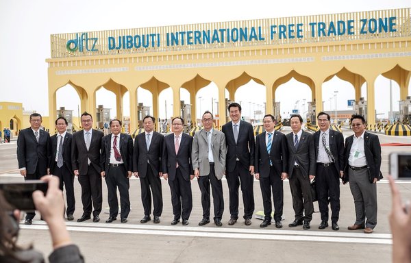 صور تلتقط لأفراد من مجموعة التجار الصينيين عند البوابة الأساسية لمنطقة التجارة الحرة الدولية في جيبوتي بعد حفل افتتاحها بتاريخ 5 تموز/يوليو 2018. [ياسويوشي شيبا/وكالة الصحافة الفرنسية]
