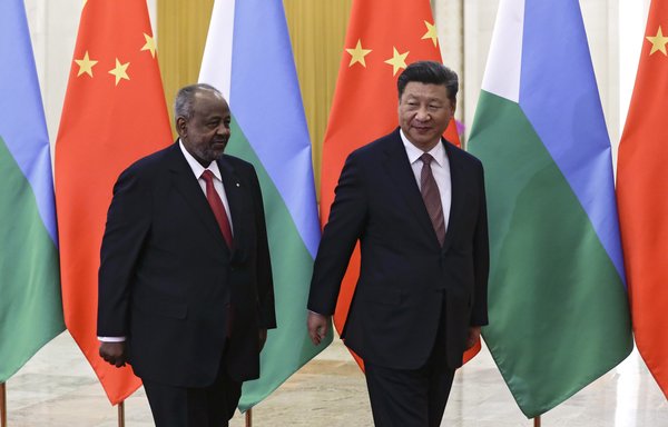 الرئيس الصيني شي جين بينغ يرحب برئيس جيبوتي اسماعيل عمر جيله قبيل اجتماعهما في بيجين بتاريخ 2 أيلول/سبتمبر 2018. [أندي وانغ/وكالة الصحافة الفرنسية]