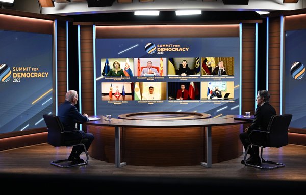 الرئيس الأميركي جو بايدن ووزير الخارجية الأميركية أنتوني بلينكن يشاركان في الجلسة العامة الافتراضية للقمة من أجل الديمقراطية التي تتناول ʼالديمقراطية في مواجهة التحديات العالميةʻ من البيت الأبيض في واشنطن بتاريخ 29 آذار/مارس. [جيم واتسون/وكالة الصحافة الفرنسية]