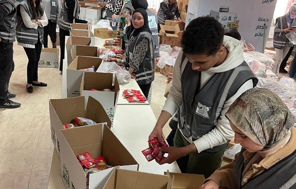 Volunteers prepare food rations for distribution to low-income families during the month of Ramadan. [Misr El Kheir Foundation]