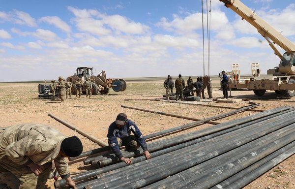 در این عکس مربوط به ١٦ فروردین‌ماه، تجهیزات ارائه‌شده توسط ائتلاف بین‌المللی برای نصب لوله‌های انتقال آب به اردوگاه الرکبان مشاهده می‌شود. [ارتش آزاد سوریه]