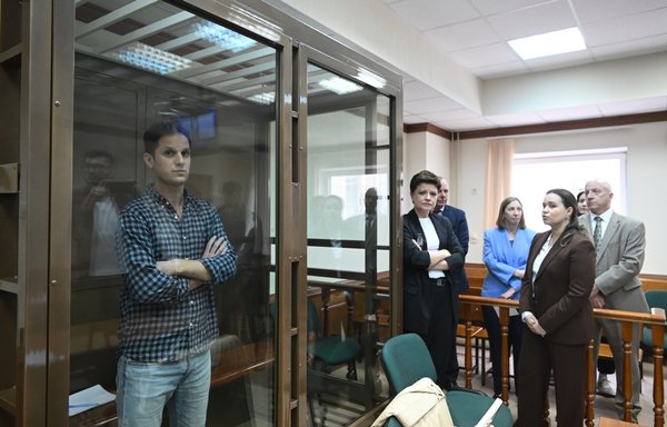US journalist Evan Gershkovich, arrested in Russia on espionage charges, stands inside a defendants' cage before a hearing to consider an appeal on his arrest at the Moscow City Court on April 18. [Natalia Kolesnikova/AFP]