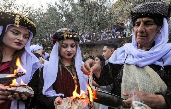 روز ۲۹ فروردین، ایزدی‌های عراق در مراسمی به مناسبت سال نو ایزدی در بیرون معبد لالش در نزدیکی دهوک شمع روشن کردند. [سافین حمید/خبرگزاری فرانسه]