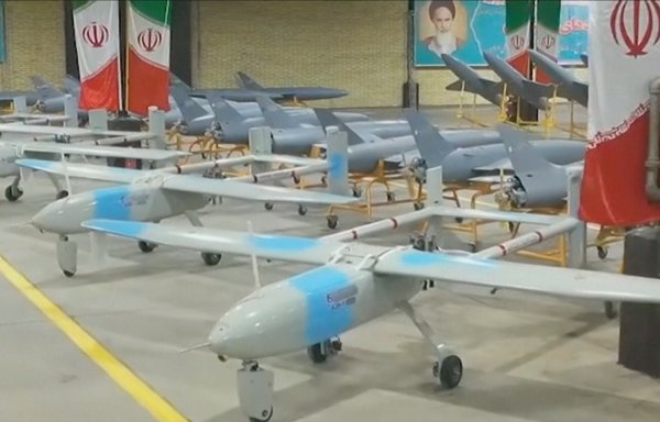 لقطة شاشة من مقطع فيديو عسكري إيراني لعرض طائرات عسكرية بدون طيار خلال حفل أقيم في مكان غير معلن في إيران. [إعلام الجيش الإيراني/وكالة الصحافة الفرنسية]