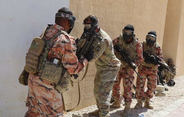 US forces train alongside members of the Royal Army of Oman during Exercise Inferno Creek 19 in January 2019 at a training site in Rabkoot, Oman. [Task Force Spartan]