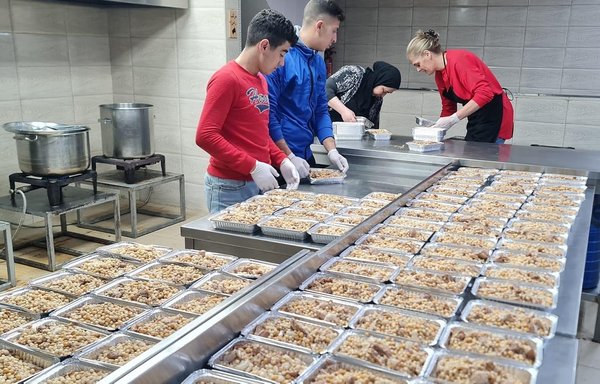 The Sawa Mninjah Association's restaurant prepares hundreds of daily meals and distributes them to poor families. [Sawa Mninjah Association]