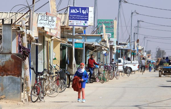 صف من الدراجات على طريق في مخيم الزعتري للاجئين في الأردن، في صورة التقطت يوم 13 آذار/مارس. [محمد أبو غوش]