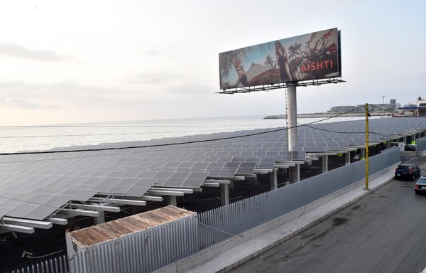 تظهر الألواح الشمسية هنا في أيار/مايو على سطح موقف السيارات الخاص بمتجر أيشتي في جل الديب ببيروت. [زياد حاتم / المشارق]