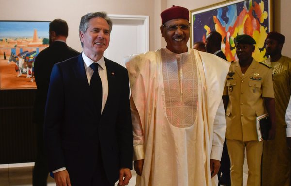 وزير الخارجية الأميركية أنتوني بلينكن مع رئيس النيجر محمد بازوم في نيامي بالنيجر يوم 16 آذار/مارس. وحذر بازوم مؤخرا من الخطر الذي تشكله مجموعة فاغنر على استقرار بلاده. [بوريما حماة/وكالة الصحافة الفرنسية]