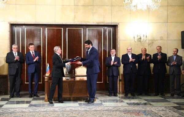 Iranian transportation minister Mehrdad Bazrpash (R) and Russian deputy prime minister Alexander Novak sign an agreement in Tehran to build the Rasht-Astara railway, on May 17. [Bazaar]