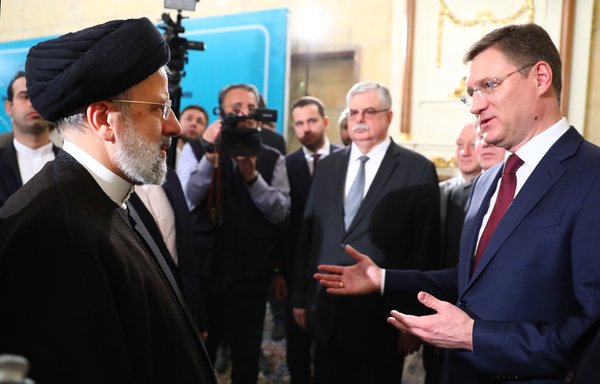 Russian deputy prime minister Alexander Novak talks with Iranian president Ebrahim Raisi in Tehran at the May 17 signing ceremony for the Rasht-Astara railway agreement. [president.ir]