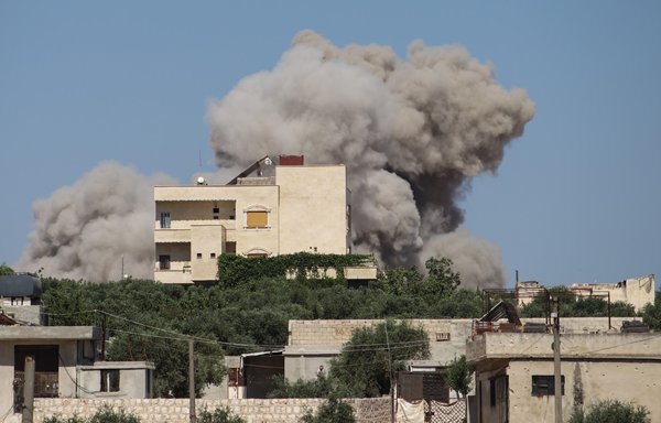 پس از حملهٔ هوایی روز ۴ تیر روسیه به استان ادلب سوریه، ستونی از دود از یک ساختمان برخاسته است. [عبدالعزیز کتاز/ خبرگزاری فرانسه]