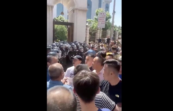 في صباح يوم 27 أيار/مايو، اشتبك مسلمون محليون بعنف مع الشرطة خارج مسجد ناجياينغ في مقاطعة يوننان الصينية. يُعتقد أن الصراع يدور حول خطة الحكومة لهدم المسجد بالقوة، وفقًا لحساب تويتر "المعلم لي ليس معلمك". [whyyoutouzhele/Twitter@]