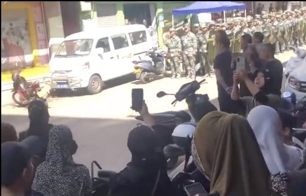 انتشرت الشرطة في 27 أيار/مايو بعد احتجاجات على خطة الحكومة لهدم مسجد ناجياينغ بالقوة في مقاطعة يوننان بالصين. [whyyoutouzhele/Twitter@]