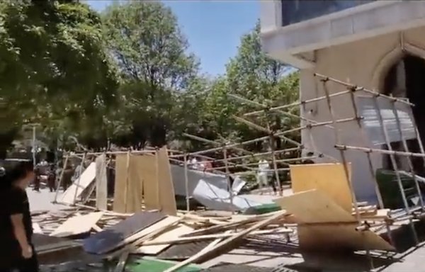 بعد أن أخلت الشرطة مسجد ناجياينغ في مقاطعة يوننان بالصين مؤقتا وانسحبت، دخل مسلمون محليون المسجد وفككوا السقالات. [whyyoutouzhele/Twitter@]