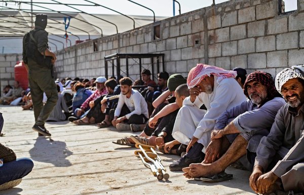 صورة لمخيم الهول الذي يديره الأكراد في محافظة الحسكة حيث يحتجز أقارب مقاتلين يشتبه بانتمائهم لداعش، وذلك خلال عملية أمنية نفذتها قوات الأسايش الكردية والقوات الخاصة التابعة لقوات سوريا الديموقراطية يوم 26 آب/أغسطس. [دليل سليمان/وكالة الصحافة الفرنسية]