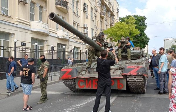 دبابة تابعة لمجموعة فاغنر في مدينة روستوف الروسية يوم 24 حزيران/يونيو، وهو اليوم الذي تمردت فيه المجموعة ضد النظام الروسي. [روسيتش/تلغرام]