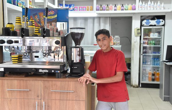 Waleed, a Lebanese teenager from the neighbourhood of al-Zarif, west of Beirut, was forced to quit school and work at a mini market to help his family. [Ziad Hatem/Al-Mashareq]