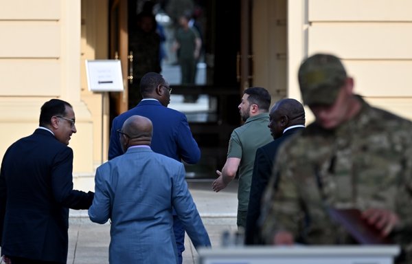 رئيس الوزراء المصري مصطفى مدبولي (إلى اليسار) ورئيس جزر القمر غزالي عثماني والرئيس السنغالي ماكي سال والرئيس الأوكراني فولوديمير زيلينسكي ورئيس جنوب إفريقيا سيريل رامافوزا، يغادرون بعد إلقاء كلمة أمام وسائل الإعلام في كييف يوم 16 حزيران/يونيو. [سيرغي سوبنسكي/وكالة الصحافة الفرنسية]