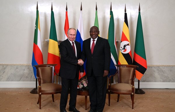 الرئيس الروسي فلاديمير بوتين يصافح رئيس جنوب إفريقيا سيريل رامافوزا قبل اجتماع 17 حزيران/يونيو مع وفد من القادة الأفارقة في قصر قسنطينة (كونستانتينوفسكي) في ستريلنا خارج مدينة سانت بطرسبرغ الروسية. [راميل سيتديكوف/ريا نوفوستي/وكالة الصحافة الفرنسية]