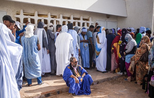 ناخبون في العاصمة الموريتانية نواكشوط ينتظرون للتصويت يوم 13 أيار/مايو. عقدت قمة تحالف الساحل في العاصمة نواكشوط يوم 10 تموز/يوليو للتعامل مع التحديات التي تواجه المنطقة، بما في ذلك الفقر والجماعات المسلحة. [مد الأمين راجل/وكالة الصحافة الفرنسية]