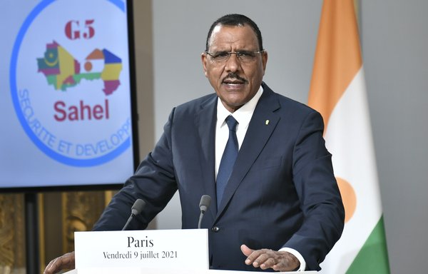 رئيس النيجر محمد بازوم يلقي خطابا في باريس يوم 9 تموز/يوليو 2021 عقب قمة بالفيديو مع زعماء بلدان مجموعة دول الساحل الخمس. [ستيفاني دي ساكوتين/بول/وكالة الصحافة الفرنسية]