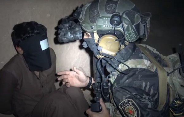 لقطة شاشة من مقطع فيديو تابع لقوات سوريا الديموقراطية (قسد) نشر في 16 حزيران/يونيو، تظهر عنصرا من هذه القوات الخاصة التابعة لقسد بعد اعتقاله أحد عناصر داعش جنوبي محافظة الحسكة.