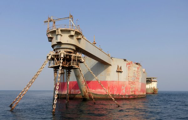 صورة التقطت يوم 15 تموز/يوليو تظهر ناقلة النفط إف إس أو صافر التي ترفع العلم اليمني وهي راسية في البحر الأحمر قبالة محافظة الحديدة اليمنية. [محمد حويس/وكالة الصحافة الفرنسية]