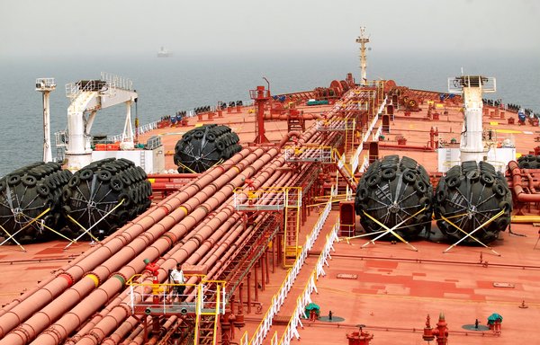 صورة التقطت يوم 17 تموز/يوليو تظهر سطح سفينة نوتيكا المملوكة من الأمم المتحدة وهي راسية قبالة ساحل محافظة الحديدة اليمنية. [محمد حويس/وكالة الصحافة الفرنسية]