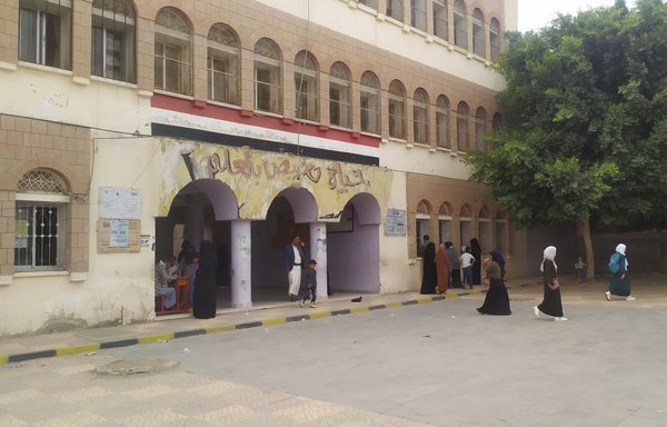 شهدت مدرسة المعتصم في صنعاء كمعظم المدارس الرسمية الأخرى في المدينة الخاضعة لسيطرة الحوثيين نسبة تسجيل منخفضة خلال العام الجاري بسبب البداية المبكرة للسنة الدراسية في 22 تموز/يوليو. [هيثم محمد/المشارق]