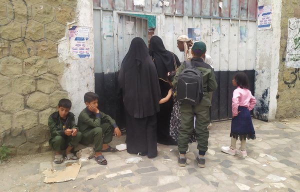 آباء يمنيون ينتظرون فتح أبواب المدارس يوم 23 تموز/يوليو لتسجيل أبنائهم في السنة الدراسية التي بدأت في اليوم السابق بالمناطق الخاضعة للحوثيين قبل شهر كامل مقارنة بالسنوات السابقة. [هيثم محمد/المشارق]