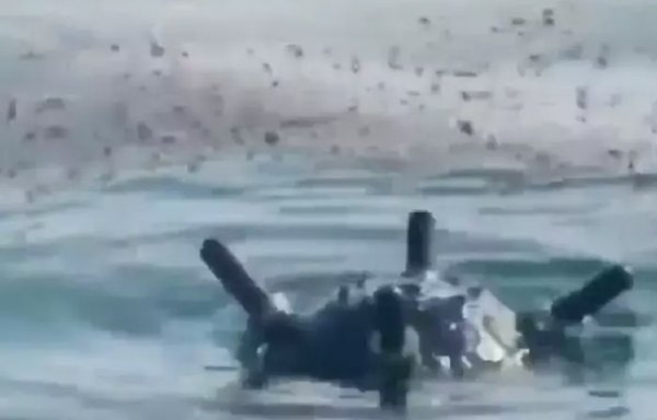 لقطة من فيديو نشره حساب سعودي على تويتر في 24 تشرين الثاني/نوفمبر 2020، تظهر لغما بحريا ذكرت معلومات أنه وضع من قبل الحوثيين وهو يطفو على سطح البحر الأحمر.