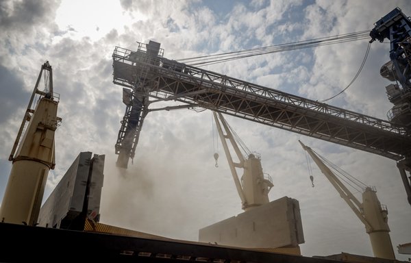 أول سفينة مستأجرة للأمم المتحدة، وهي السفينة بريف كومندر، تقوم بتحميل الحبوب لتصديرها إلى إثيوبيا في مدينة يوجني الأوكرانية على ساحل البحر الأسود، يوم 14 آب/أغسطس الماضي، بعد أن وقعت كييف وموسكو اتفاقا لإلغاء حظر شحنات الحبوب في البحر الأسود. أعلنت روسيا مؤخرا أنها ستنسحب من هذا الاتفاق. [أولكسندر غيمانوف/وكالة الصحافة الفرنسية]